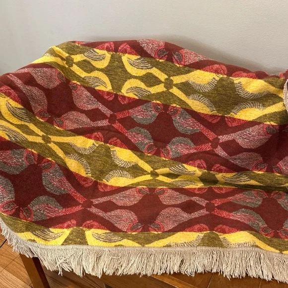 DOCOFIL White Beautiful Reversible Bird Throw Fringe Red Cream Soft 51X67 - Picture 2 of 6